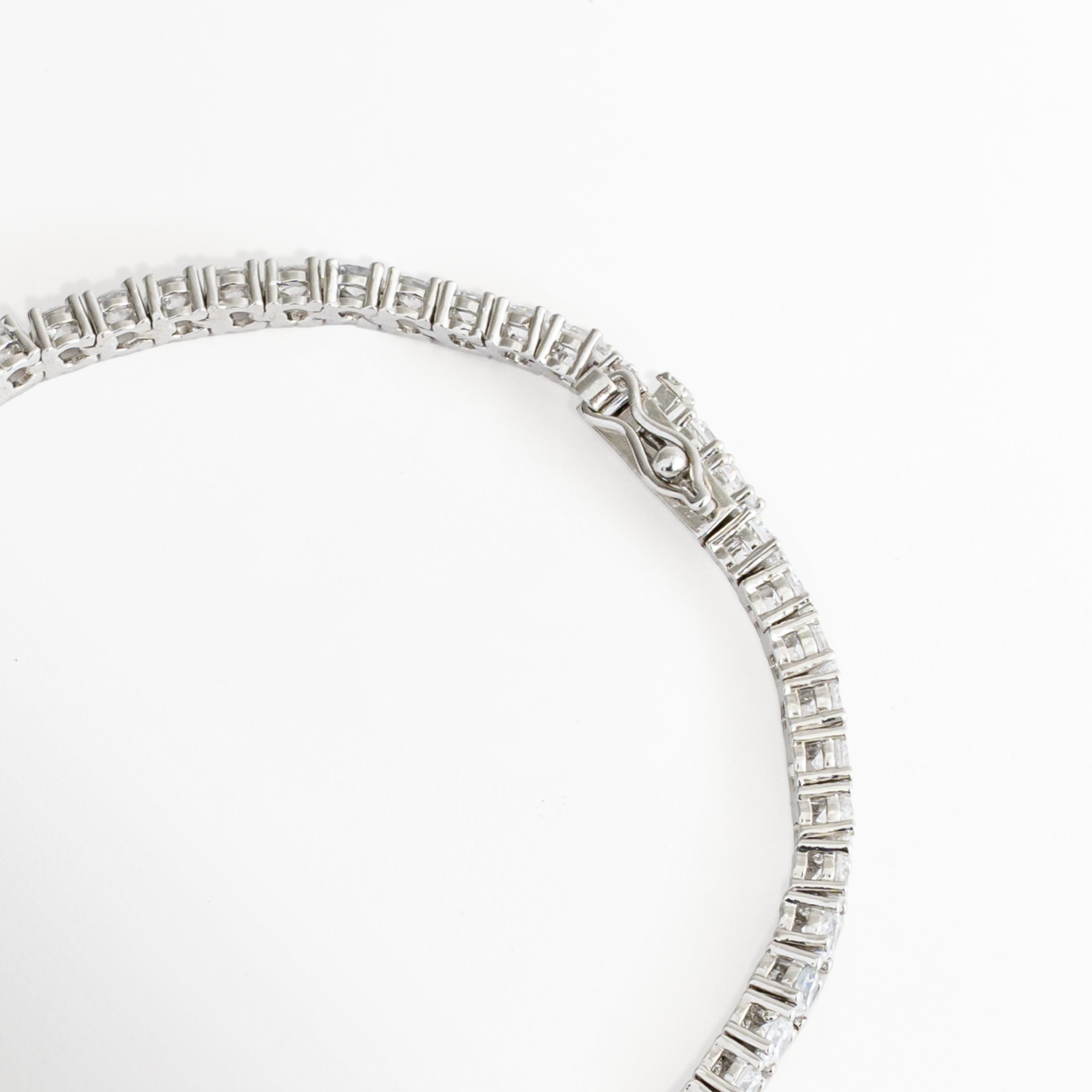 Acercamiento de la Pulsera Tennis Silver Francheskaar mostrando las zirconias incrustadas y el acabado en Oro Blanco 14K, Detalle de las zirconias de la Pulsera Tennis Silver Francheskaar sobre base de Plata Ley 925, Vista cercana de la Pulsera Tennis Silver Francheskaar resaltando el brillo de las zirconias, Detalle del diseño tipo tennis de la Pulsera Silver Francheskaar con zirconias brillantes, Acercamiento de la Pulsera Tennis Silver Francheskaar destacando el engaste continuo de zirconias.