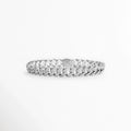 Pulsera Silver Margot de plata ley 925 enchapada en oro blanco 18K de 20 cm con eslabones cubanos de 0.9 cm cuajados en diamantes sintéticos, vista frontal sobre fondo blanco, Vista de frente de pulsera de eslabones barbados estilo cubana plateada con pavé continuo de diamantes sintéticos brillantes, Plano general de pulsera estilo barbada cubana en plata ley 925 con recubrimiento de oro blanco 18K sobre fondo neutro, Pulsera Silver Margot destacando la simetría