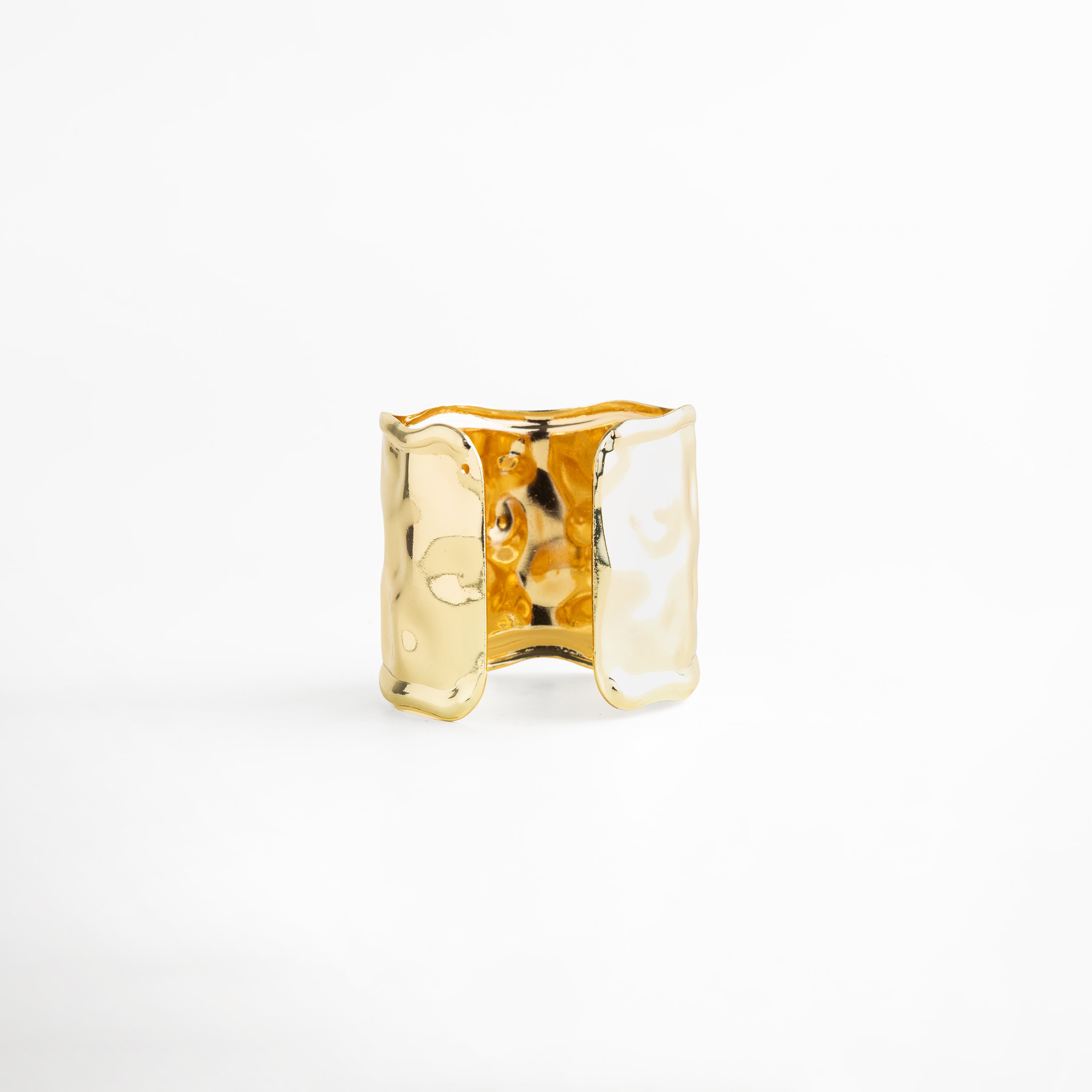 Pulsera dorada interior pulido espejo detalle de estructura abierta, Pulsera Golden Avermont vista interna acabado brillante lujo moderno, Pulsera rígida dorada detalle curvatura diseño orgánico elegante, Pulsera ancha dorada acabado espejo detalle interior sofisticado, Pulsera moderna dorada estructura abierta vista interna brillante