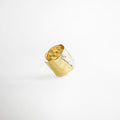 Pulsera Golden Avermont abierta dorada acabado espejo diseño orgánico moderno, Pulsera rígida ajustable dorada alto brillo forma irregular elegante, Pulsera ancha dorada aleación metálica diseño contemporáneo vista lateral, Pulsera statement dorada pulido espejo estructura abierta sofisticada, Pulsera moderna dorada diseño orgánico brillante pieza protagonista