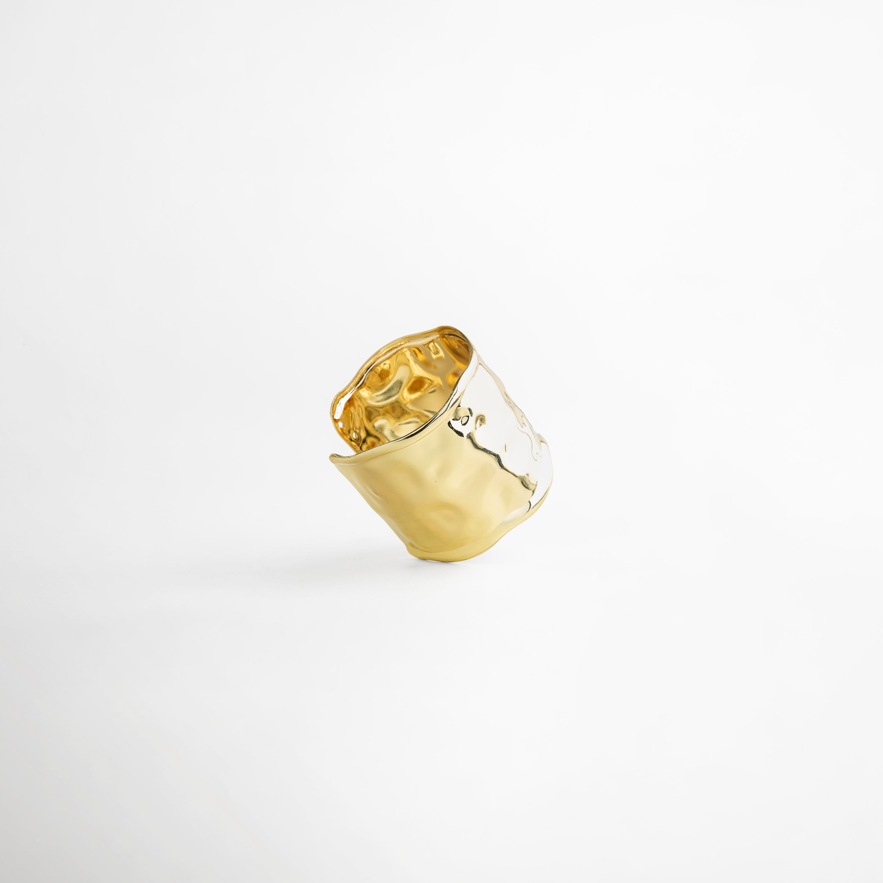 Pulsera Golden Avermont abierta dorada acabado espejo diseño orgánico moderno, Pulsera rígida ajustable dorada alto brillo forma irregular elegante, Pulsera ancha dorada aleación metálica diseño contemporáneo vista lateral, Pulsera statement dorada pulido espejo estructura abierta sofisticada, Pulsera moderna dorada diseño orgánico brillante pieza protagonista