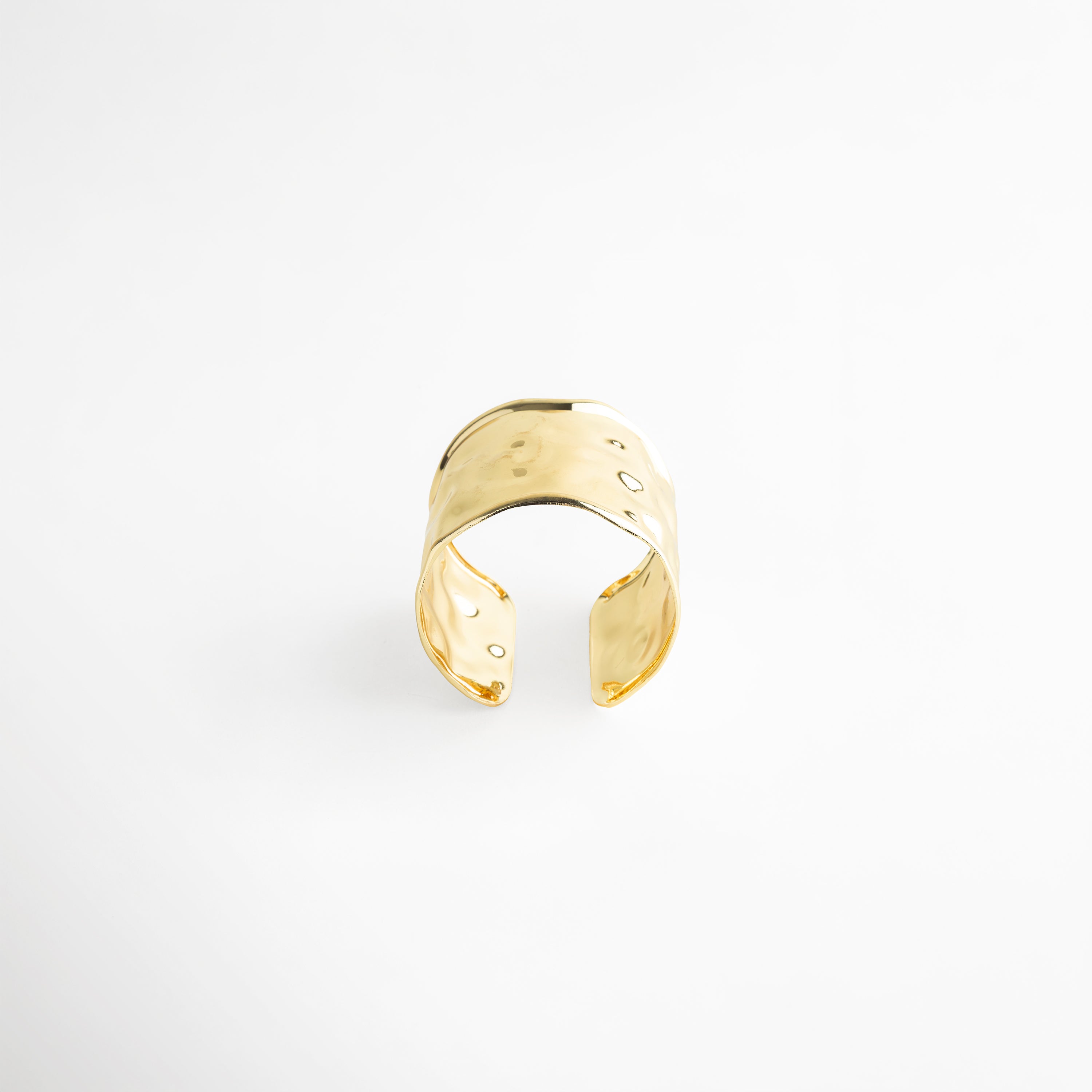 Pulsera dorada abierta vista superior diseño ajustable moderno, Pulsera Golden Avermont estructura abierta elegante alto brillo superior, Pulsera rígida dorada vista superior forma orgánica contemporánea, Pulsera ancha dorada apertura frontal diseño sofisticado, Pulsera moderna dorada ajustable acabado espejo vista superior