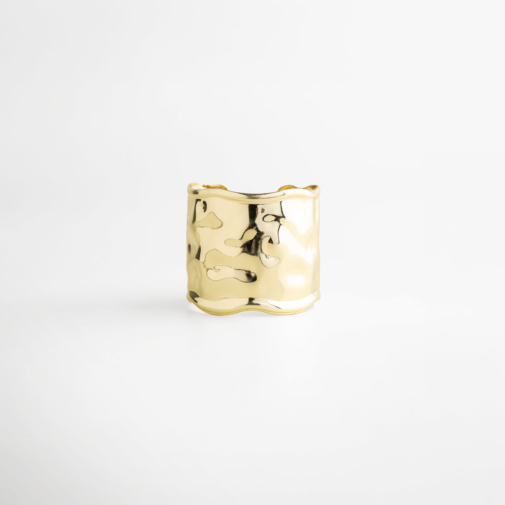 Pulsera dorada abierta diseño ancho acabado espejo vista frontal, Pulsera Golden Avermont forma orgánica pulido alto brillo elegante, Pulsera rígida dorada aleación metálica diseño minimalista moderno frontal, Pulsera statement dorada superficie brillante estilo contemporáneo, Pulsera ajustable dorada diseño estructural ancho vista frontal