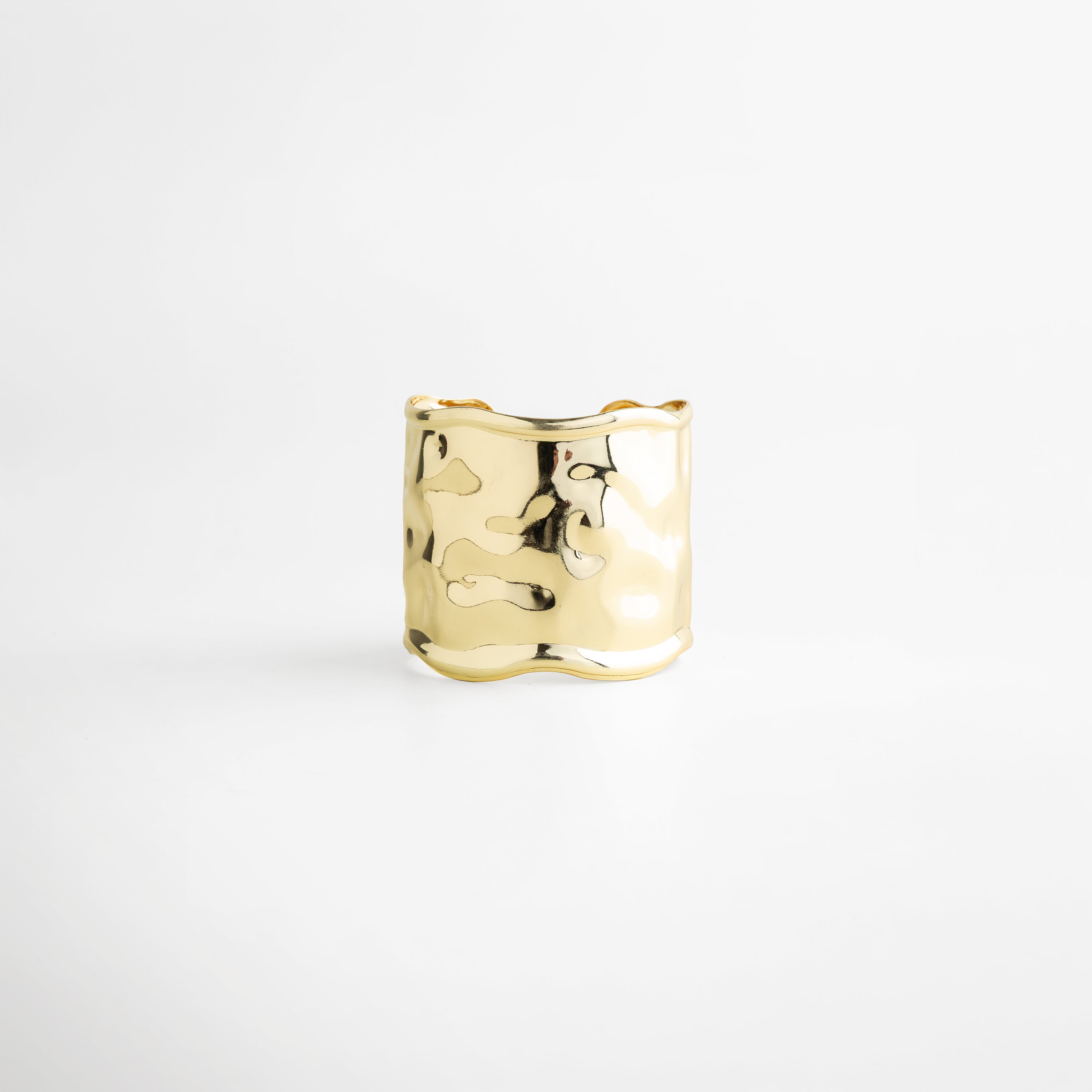 Pulsera dorada abierta diseño ancho acabado espejo vista frontal, Pulsera Golden Avermont forma orgánica pulido alto brillo elegante, Pulsera rígida dorada aleación metálica diseño minimalista moderno frontal, Pulsera statement dorada superficie brillante estilo contemporáneo, Pulsera ajustable dorada diseño estructural ancho vista frontal