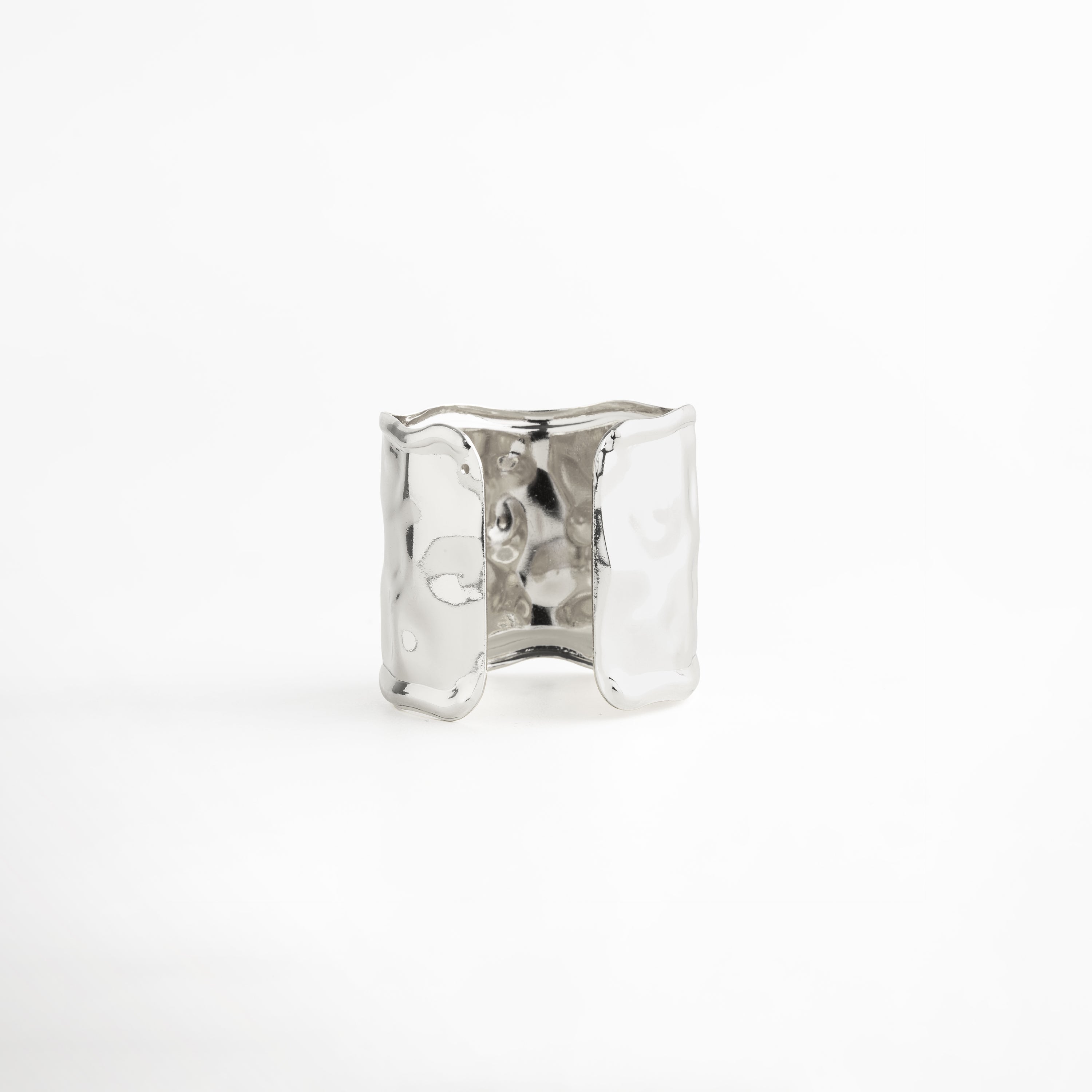 Pulsera plateada interior pulido espejo detalle de estructura abierta, Pulsera Silver Avermont vista interna acabado brillante moderno, Pulsera rígida plateada detalle curvatura diseño orgánico elegante, Pulsera ancha plateada acabado espejo detalle interior sofisticado, Pulsera moderna plateada estructura abierta vista interna brillante