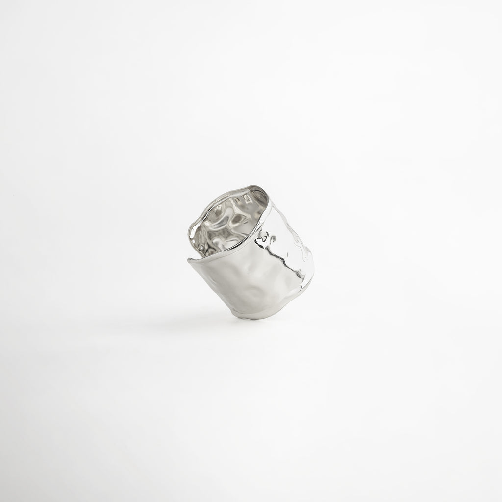 Pulsera Silver Avermont cuff plateada diseño orgánico pulido espejo alto brillo, Pulsera rígida abierta plateada forma irregular elegante vista lateral, Pulsera ancha plateada aleación metálica acabado brillante moderno, Pulsera statement plateada diseño fluido estructura abierta sofisticada, Pulsera moderna plateada efecto espejo diseño envolvente llamativo