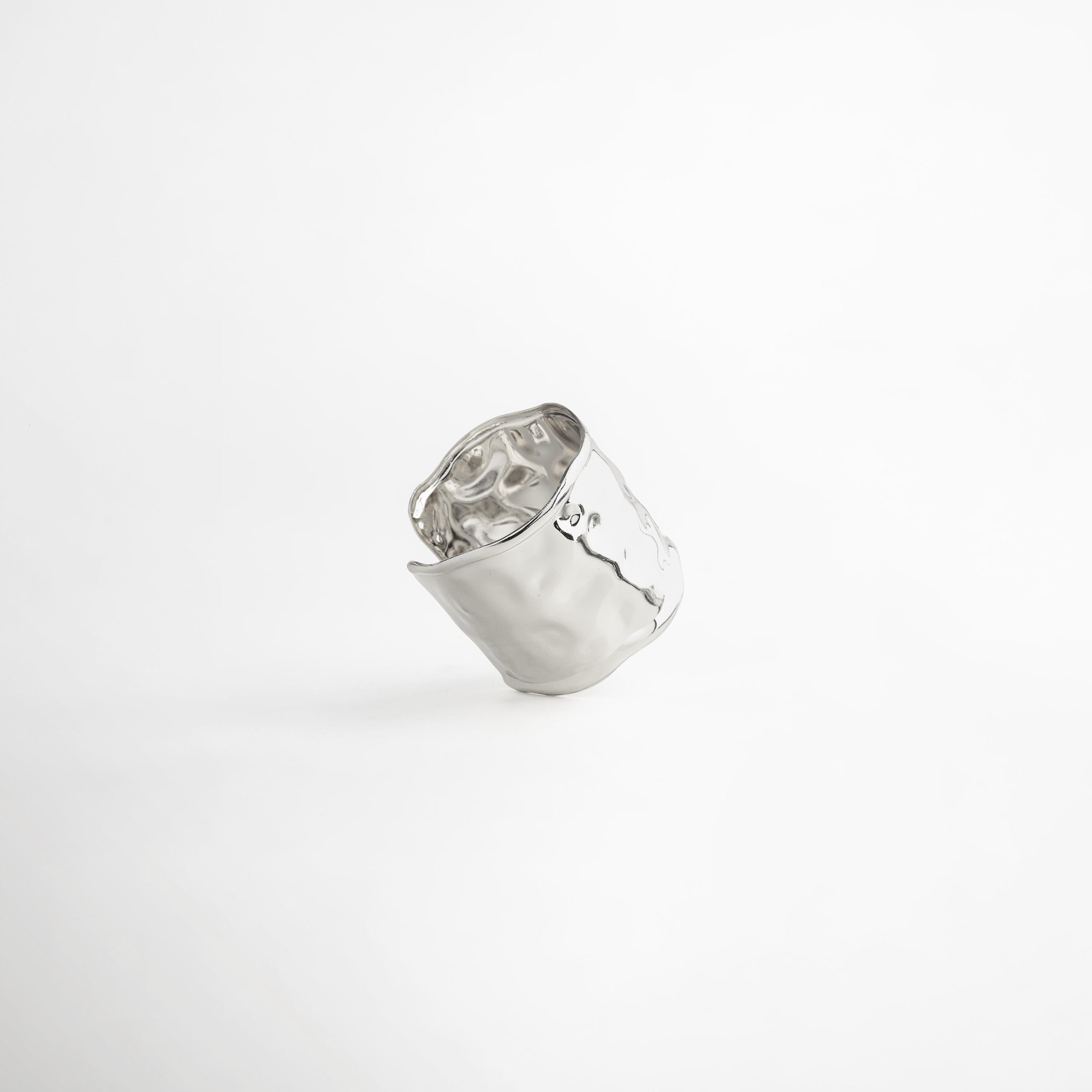 Pulsera Silver Avermont cuff plateada diseño orgánico pulido espejo alto brillo, Pulsera rígida abierta plateada forma irregular elegante vista lateral, Pulsera ancha plateada aleación metálica acabado brillante moderno, Pulsera statement plateada diseño fluido estructura abierta sofisticada, Pulsera moderna plateada efecto espejo diseño envolvente llamativo