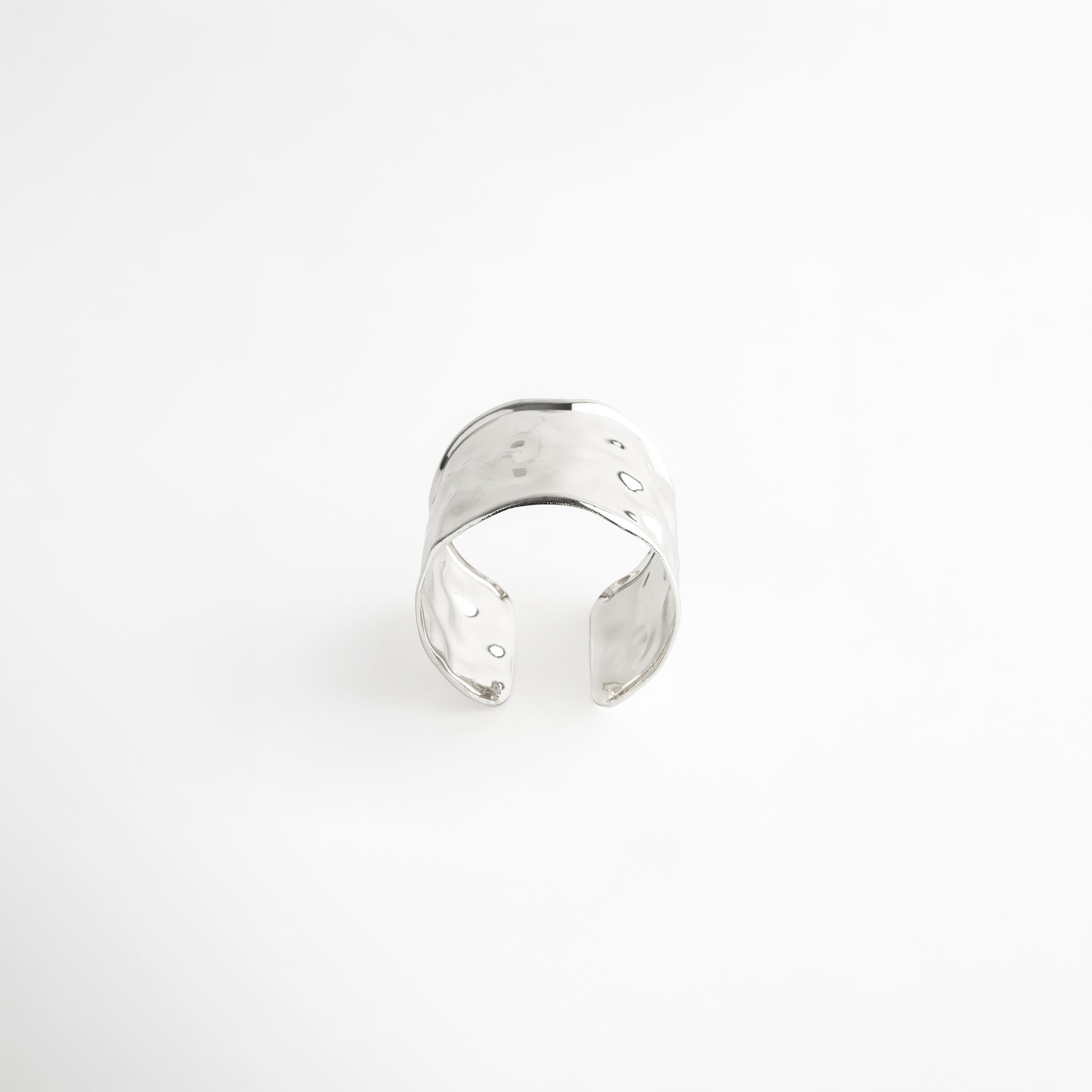 Pulsera plateada abierta vista superior diseño ajustable moderno, Pulsera Silver Avermont estructura abierta elegante alto brillo superior, Pulsera rígida plateada vista superior forma orgánica contemporánea, Pulsera ancha plateada apertura frontal diseño sofisticado, Pulsera moderna plateada ajustable acabado espejo vista superior