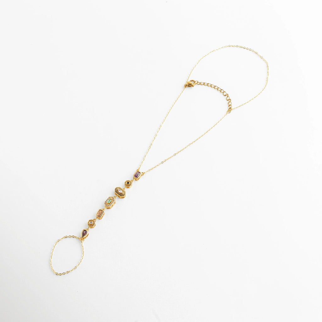 Pulsera de mano dorada con zirconias de colores y anillo integrado, Joyería de mano acero titanio dorado con piedras de colores, Pulsera cadena con anillo dorado zirconias multicolor elegante, Pulsera de mano 18K con zirconias de colores diseño fino, Cadena de mano dorada con anillo y zirconias coloridas
