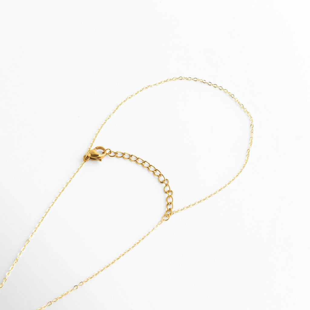Pulsera dorada con cadena ajustable y cierre seguro, Detalle cierre de pulsera de mano acero titanio dorado, Cadena ajustable dorada con broche elegante, Pulsera con extensión 5 cm acabado oro 18K, Sistema de ajuste pulsera dorada diseño fino