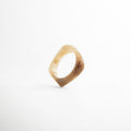 Pulsera de resina con acabado marmoleado en tono ámbar, diseño moderno, Pulsera rígida de resina con efecto translúcido, estilo elegante minimalista, Pulsera chunky de resina con acabado brillante y diseño contemporáneo, Pulsera de aleación de resina con textura pulida en tonos cálidos, Pulsera moderna de resina con diseño orgánico y acabado brillante