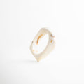 Pulsera de resina beige abierta diseño orgánico acabado brillante, Pulsera cuff de resina tono marfil forma irregular moderna, Pulsera ancha de resina acabado pulido estilo contemporáneo, Pulsera statement de resina diseño fluido elegante, Pulsera moderna de resina beige estructura abierta sofisticada