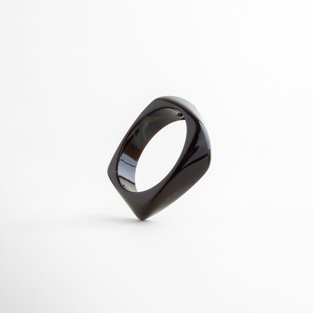 Pulsera de resina negra abierta diseño orgánico acabado brillante elegante, Pulsera cuff negra de resina forma irregular estilo moderno, Pulsera ancha negra acabado pulido diseño contemporáneo, Pulsera statement de resina negra estructura abierta sofisticada, Pulsera moderna negra de resina diseño fluido brillante