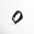 Pulsera de resina negra abierta diseño orgánico acabado brillante elegante, Pulsera cuff negra de resina forma irregular estilo moderno, Pulsera ancha negra acabado pulido diseño contemporáneo, Pulsera statement de resina negra estructura abierta sofisticada, Pulsera moderna negra de resina diseño fluido brillante