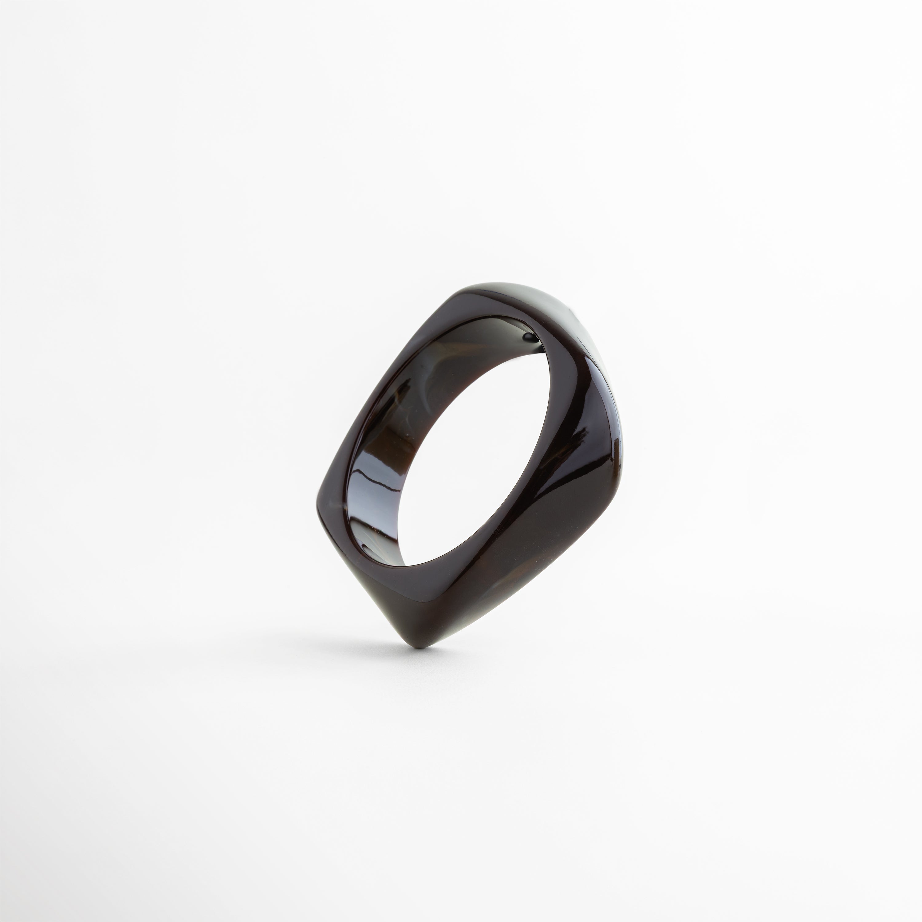 Pulsera de resina negra abierta diseño orgánico acabado brillante elegante, Pulsera cuff negra de resina forma irregular estilo moderno, Pulsera ancha negra acabado pulido diseño contemporáneo, Pulsera statement de resina negra estructura abierta sofisticada, Pulsera moderna negra de resina diseño fluido brillante