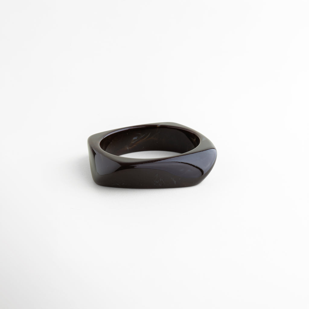 Pulsera negra de resina vista superior diseño abierto moderno, Pulsera cuff resina negra acabado brillante vista superior, Pulsera ancha negra forma irregular diseño contemporáneo, Pulsera minimalista negra de resina vista superior elegante, Pulsera moderna de resina negra diseño fluido pulido