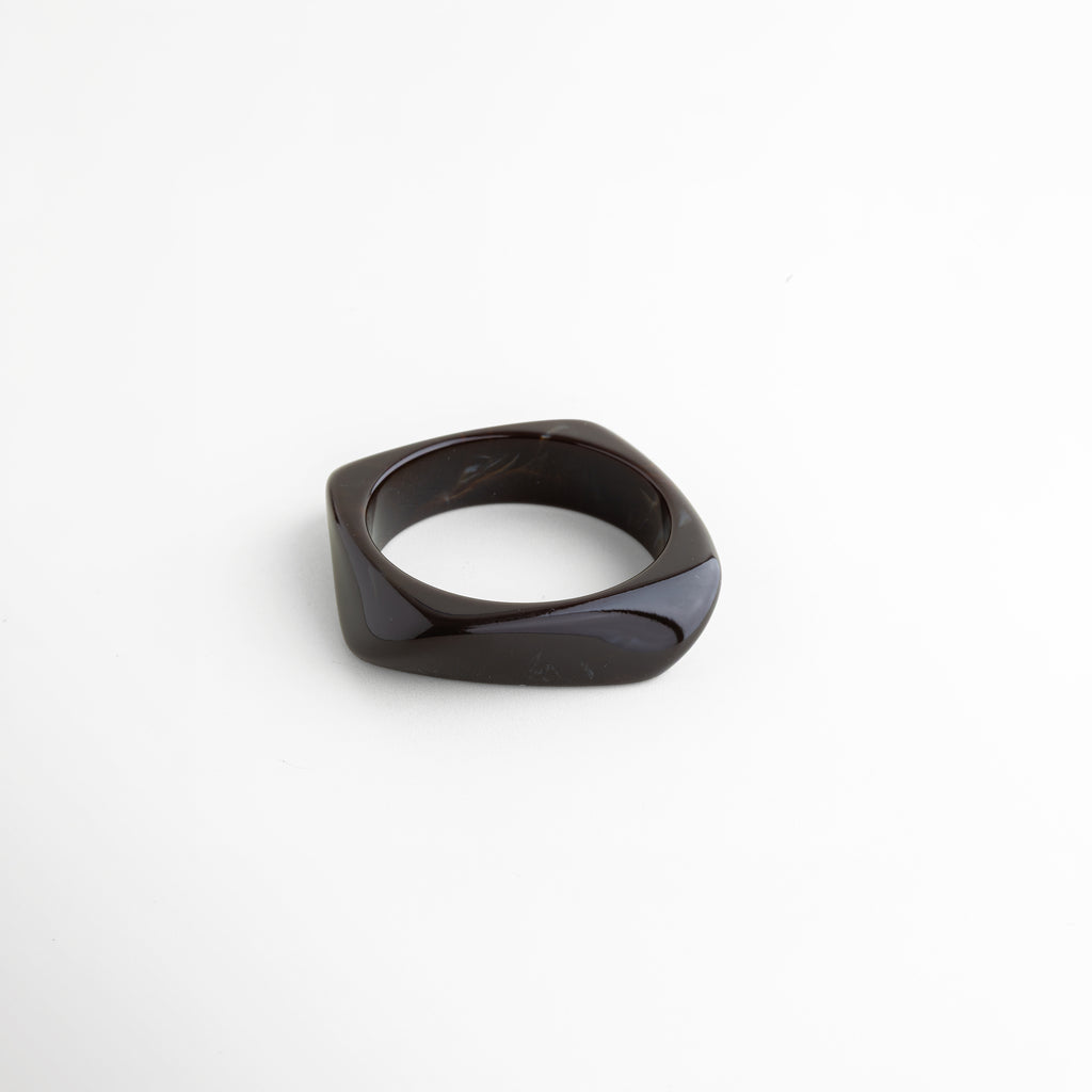 Pulsera negra de resina diseño ancho vista frontal elegante, Pulsera cuff resina negra acabado brillante minimalista moderno, Pulsera orgánica negra de resina diseño limpio frontal, Pulsera statement resina negra forma irregular elegante frontal, Pulsera ancha moderna negra de resina uso diario