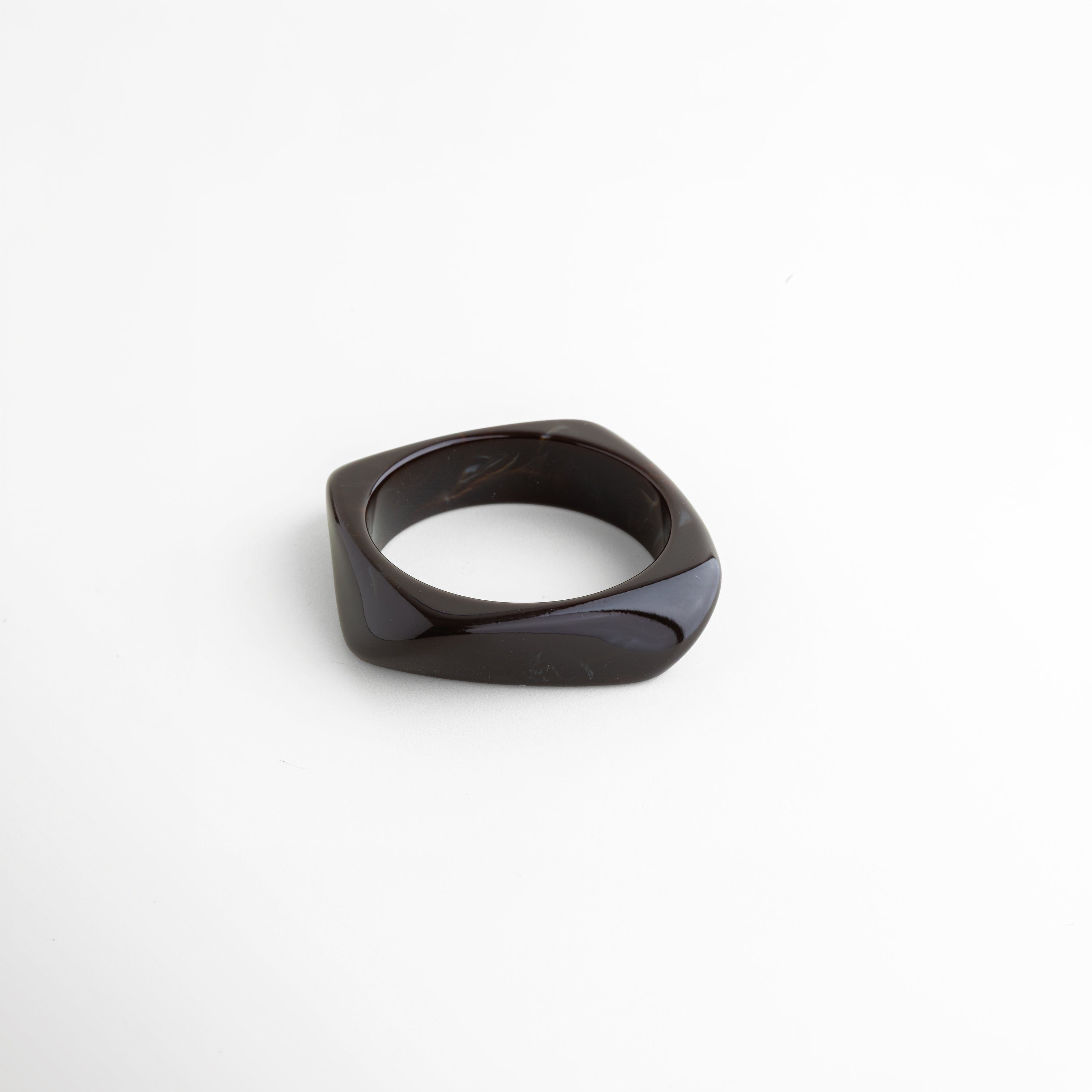 Pulsera negra de resina diseño ancho vista frontal elegante, Pulsera cuff resina negra acabado brillante minimalista moderno, Pulsera orgánica negra de resina diseño limpio frontal, Pulsera statement resina negra forma irregular elegante frontal, Pulsera ancha moderna negra de resina uso diario