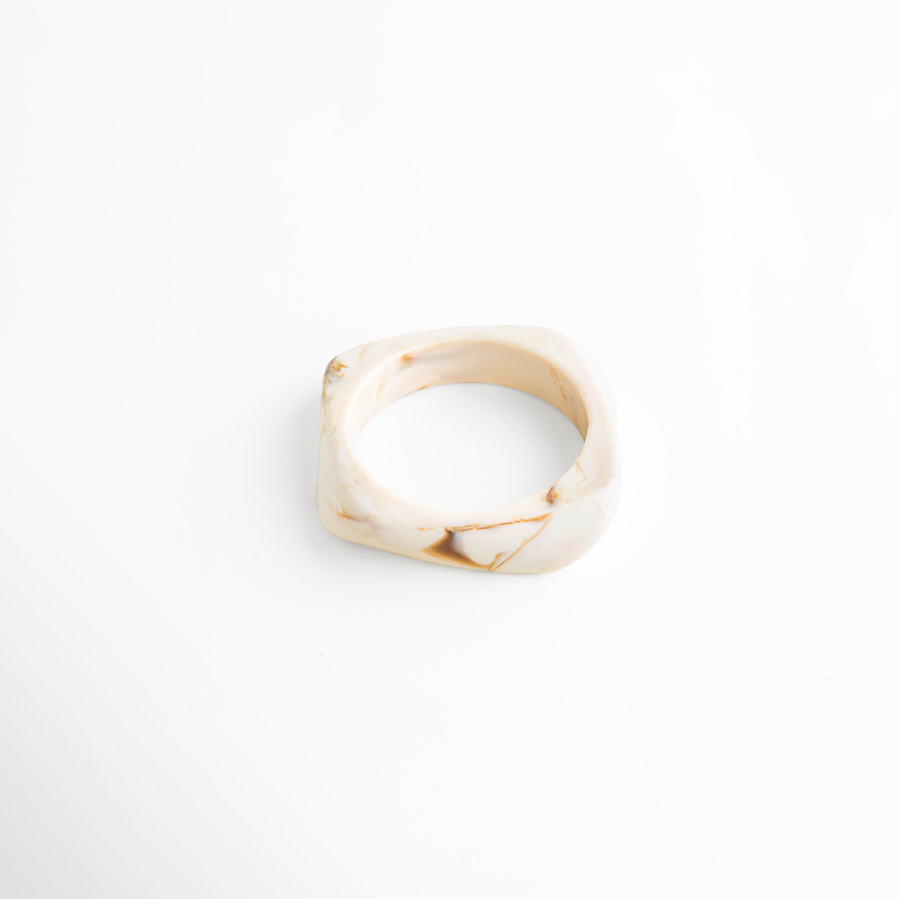 Pulsera de resina beige vista superior diseño abierto moderno, Pulsera cuff resina tono marfil acabado brillante vista superior, Pulsera ancha resina forma irregular diseño contemporáneo, Pulsera minimalista de resina vista superior estilo elegante, Pulsera moderna de resina diseño fluido acabado pulido