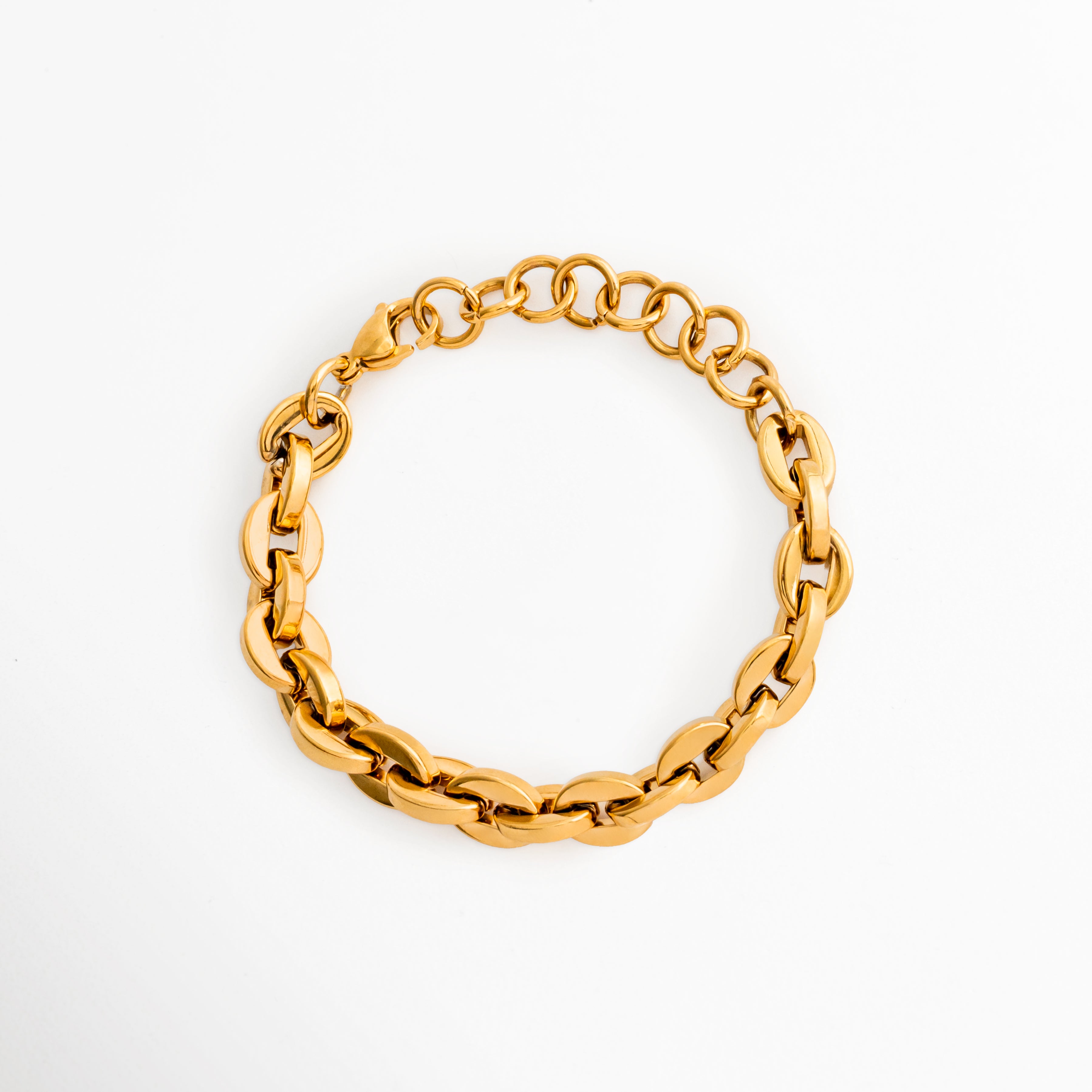 Pulsera Empress de acero inoxidable con recubrimiento en Oro 18K y diseño de eslabones entrelazados, vista completa, Pulsera dorada Empress con eslabones gruesos de acero inoxidable, vista frontal sobre fondo blanco, Vista completa de la Pulsera Empress con acabado en Oro 18K y diseño de cadena entrelazada, Pulsera de eslabones dorados para mujer elaborada en acero inoxidable con recubrimiento en Oro 18K, Pulsera Empress con diseño de eslabones anchos y acabado dorado, vista frontal.