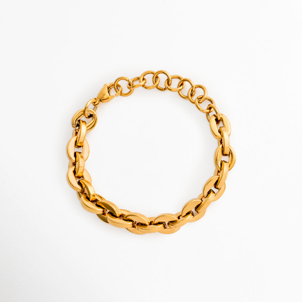 Pulsera Empress de acero inoxidable con recubrimiento en Oro 18K y diseño de eslabones entrelazados, vista completa, Pulsera dorada Empress con eslabones gruesos de acero inoxidable, vista frontal sobre fondo blanco, Vista completa de la Pulsera Empress con acabado en Oro 18K y diseño de cadena entrelazada, Pulsera de eslabones dorados para mujer elaborada en acero inoxidable con recubrimiento en Oro 18K, Pulsera Empress con diseño de eslabones anchos y acabado dorado, vista frontal.
