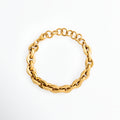 Pulsera Empress dorada enchapada en oro 18K de acero inoxidable con eslabones entrelazados de estilo grano de café y extensión de argollas, vista superior sobre fondo blanco, Vista de frente de pulsera robusta de cadena gruesa entrelazada con broche de langosta y eslabones ajustables, Plano general de brazalete dorado de eslabones ovalados entrelazados de 1.1 cm de ancho en posición circular, Pulsera Empress de acero inoxidable con baño de oro 18K