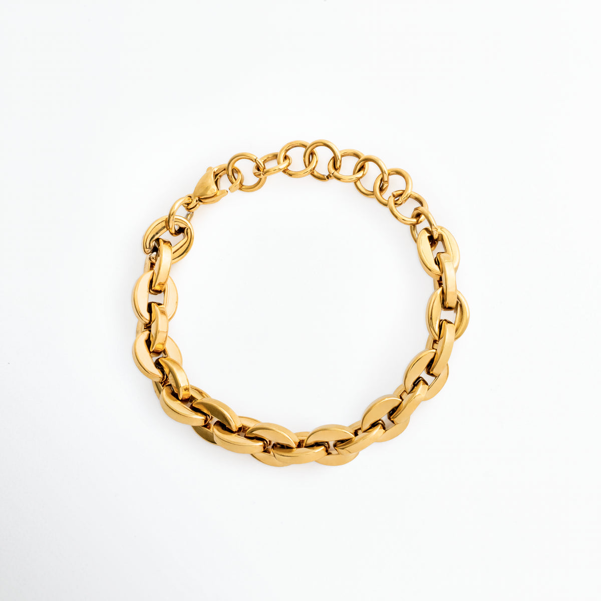 Pulsera Empress dorada enchapada en oro 18K de acero inoxidable con eslabones entrelazados de estilo grano de café y extensión de argollas, vista superior sobre fondo blanco, Vista de frente de pulsera robusta de cadena gruesa entrelazada con broche de langosta y eslabones ajustables, Plano general de brazalete dorado de eslabones ovalados entrelazados de 1.1 cm de ancho en posición circular, Pulsera Empress de acero inoxidable con baño de oro 18K