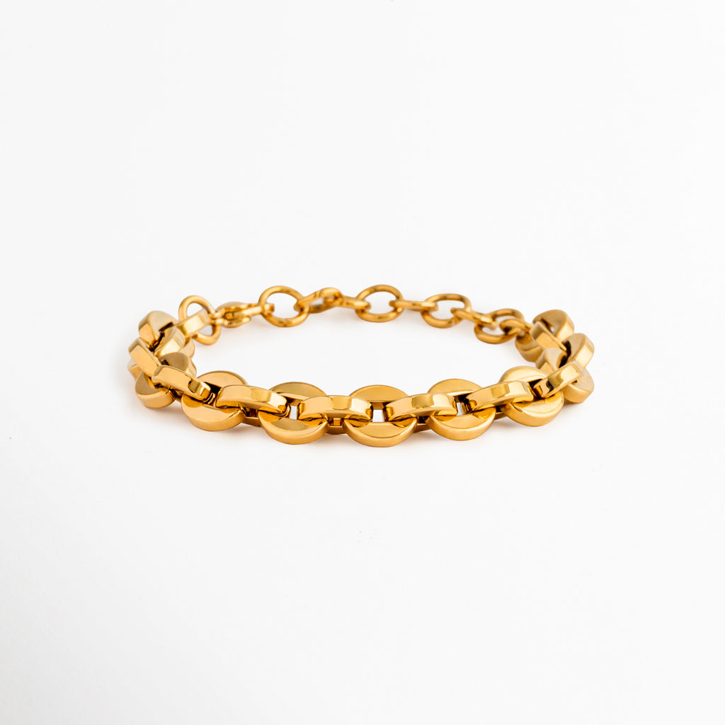 Vista superior de la Pulsera Empress con eslabones dorados de acero inoxidable, Pulsera Empress vista desde arriba mostrando su diseño de cadena entrelazada, vista aérea de la pulsera dorada Empress con acabado en Oro 18K, Pulsera de eslabones gruesos con acabado dorado, vista superior, Vista completa de la Pulsera Empress desde un ángulo superior.