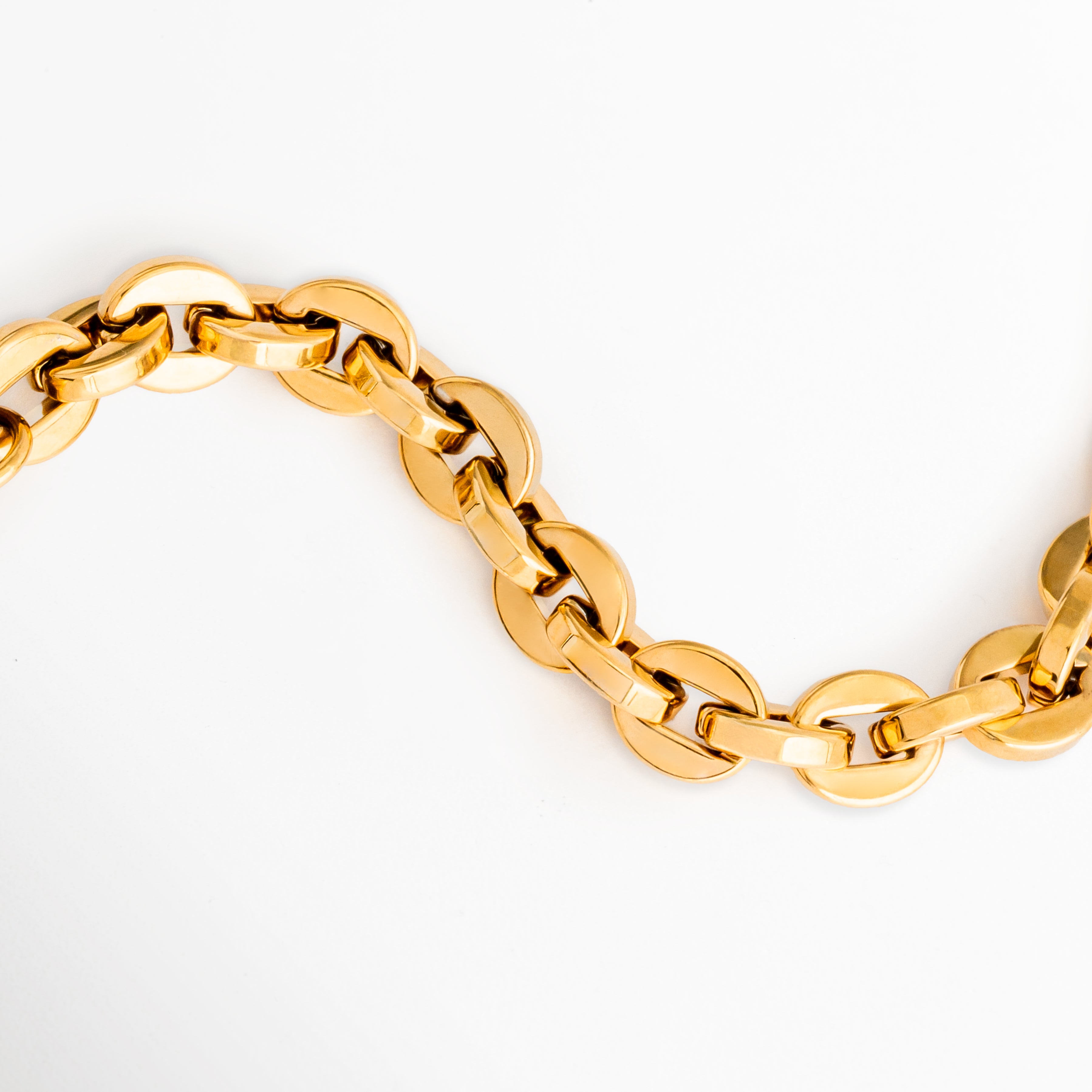 Detalle de los eslabones entrelazados de la Pulsera Empress con acabado en Oro 18K, Primer plano del diseño de cadena de la Pulsera Empress elaborada en acero inoxidable, Acercamiento de los eslabones dorados de la Pulsera Empress, Detalle del acabado brillante de los eslabones de la Pulsera Empress, Vista cercana de la textura y diseño de la Pulsera Empress.