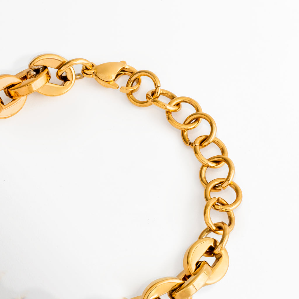 Detalle del cierre de la Pulsera Empress con acabado en Oro 18K, Vista cercana del broche y cadena ajustable de la Pulsera Empress, Acercamiento del sistema de cierre de la Pulsera Empress de acero inoxidable, Detalle de la extensión y cierre de la Pulsera Empress, Vista del broche de la Pulsera Empress con diseño de eslabones dorados.