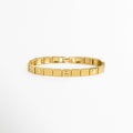 Pulsera Golden Alba enchapada en oro 18K de acero inoxidable con eslabones rectangulares de textura acanalada y motivo de tornillo, vista superior sobre fondo blanco, Vista de frente de brazalete dorado de 0.6 cm de ancho con placas articuladas geométricas y relieve de líneas verticales, Plano general de pulsera dorada con eslabones cuadrados con textura de estrías y detalles de tornillo pulido, Pulsera Golden Alba de acero inoxidable enchapada en oro 18K