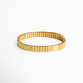Pulsera Golden Vega elástica en tono dorado con eslabones rectangulares acanalados tipo oruga e insignias grabadas, vista frontal sobre fondo blanco, Brazalete extensible de acero inoxidable enchapado en oro 18K con textura acanalada de estilo reloj de lujo, Vista de frente de pulsera elástica dorada flexible de eslabones verticales pulidos con detalles de placas cuadradas grabadas, Pulsera elástica tipo stretch en oro cálido con estructura acanalada flexible.