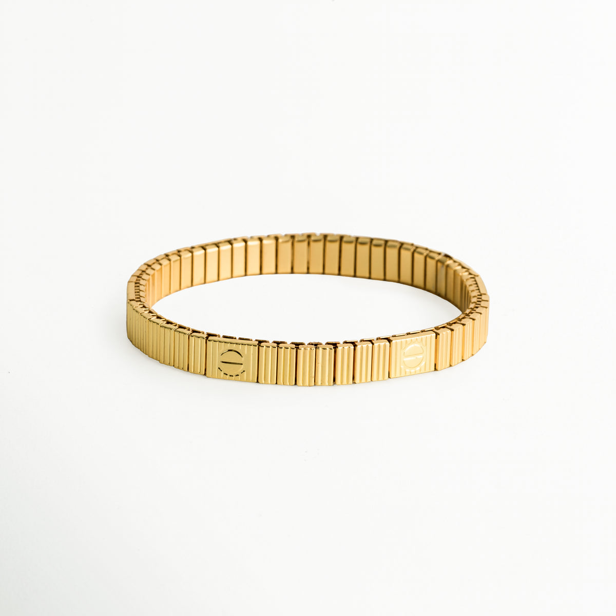 Pulsera Golden Vega elástica en tono dorado con eslabones rectangulares acanalados tipo oruga e insignias grabadas, vista frontal sobre fondo blanco, Brazalete extensible de acero inoxidable enchapado en oro 18K con textura acanalada de estilo reloj de lujo, Vista de frente de pulsera elástica dorada flexible de eslabones verticales pulidos con detalles de placas cuadradas grabadas, Pulsera elástica tipo stretch en oro cálido con estructura acanalada flexible.