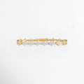 Pulsera Golden Musa enchapada en oro con motivos florales de cuatro pétalos de circonia transparente, vista frontal sobre fondo blanco, Vista de frente de brazalete dorado de 0.7 cm de ancho con secuencia continua de rosetas y flores de pedrería brillante, Plano general de pulsera articulada de cobre enchapada en oro con eslabones florales de circonias cristalinas, Pulsera Golden Musa mostrando la simetría de sus motivos estelares y florales en tono oro de 18 cm 