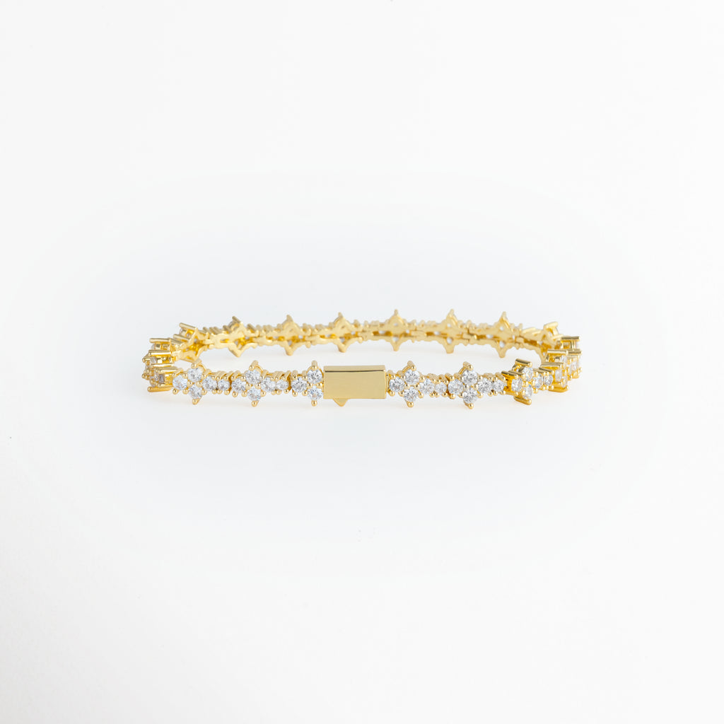 Acercamiento al broche de caja o desplegable oculto en el reverso de la Pulsera Golden Musa enchapada en oro, Vista macro del reverso metálico pulido de la pulsera mostrando el sistema de sujeción integrado, Detalle de la estructura posterior de cobre enchapado en oro y el acabado liso del broche de seguridad, Muestra del mecanismo de cierre seguro que mantiene la continuidad del patrón floral de 18 cm