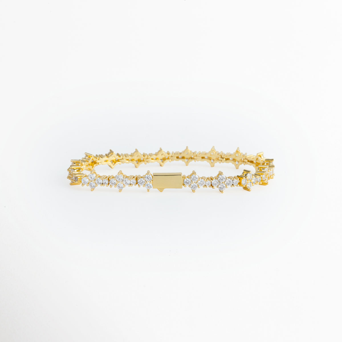 Acercamiento al broche de caja o desplegable oculto en el reverso de la Pulsera Golden Musa enchapada en oro, Vista macro del reverso metálico pulido de la pulsera mostrando el sistema de sujeción integrado, Detalle de la estructura posterior de cobre enchapado en oro y el acabado liso del broche de seguridad, Muestra del mecanismo de cierre seguro que mantiene la continuidad del patrón floral de 18 cm