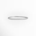 Pulsera Silver Liore rígida de cobre enchapado en oro blanco con pavé frontal de micro-circonias transparentes de 0.3 cm de ancho, vista de frente, Vista frontal de brazalete rígido tipo caña plateada con incrustación continua de circonias cristalinas y bisagras invisibles, Plano general de pulsera rígida ovalada de 6 cm de diámetro interno enchapada en oro blanco con brillo de pedrería, Pulsera Silver Liore destacando el resplandor de la micro-pedrería engastada 
