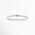 Tennis Bracelet Beloved enchapada en oro blanco con hilera continua de circonias transparentes de corte brillante, vista de frente sobre fondo blanco, Vista frontal de pulsera tennis ultradelgada de 0.2 cm de ancho con engaste de garras plateadas y pedrería brillante, Plano general de brazalete estilo tennis de cobre enchapado en oro blanco de 18 cm de longitud sobre fondo neutro, Tennis Bracelet Beloved destacando la secuencia uniforme