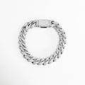 Pulsera Oriana de cadena barbada tipo cubana enchapada en oro blanco con pavé completo de circonias cristalinas y broche de cajón, vista frontal circular sobre fondo blanco, Brazalete estilo cuban link de 18 cm x 1 cm en oro blanco con incrustaciones deslumbrantes de circonias transparentes, Vista de frente de pulsera de cadena grumetta ancha en tono plata con pavé de pedrería y broche rectangular decorado, Pulsera barbada iced out de cobre enchapado en oro blanco.