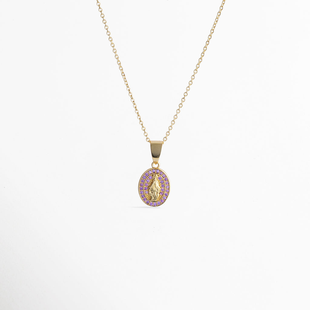 Collar Medallón Dorado Virgen de cobre enchapado en oro con dije ovalado de la Virgen y halo de circonias violeta o lila, vista frontal sobre fondo blanco, Vista de frente de collar dorado con medallón de la Virgen de Guadalupe de 2.5 cm de largo rodeado de circonias violetas brillante, Plano general de collar fino en tono oro con dije religioso ovalado y halo de pedrería lila sobre fondo neutro, Collar Medallón Dorado Virgen destacando el contraste entre la figura 