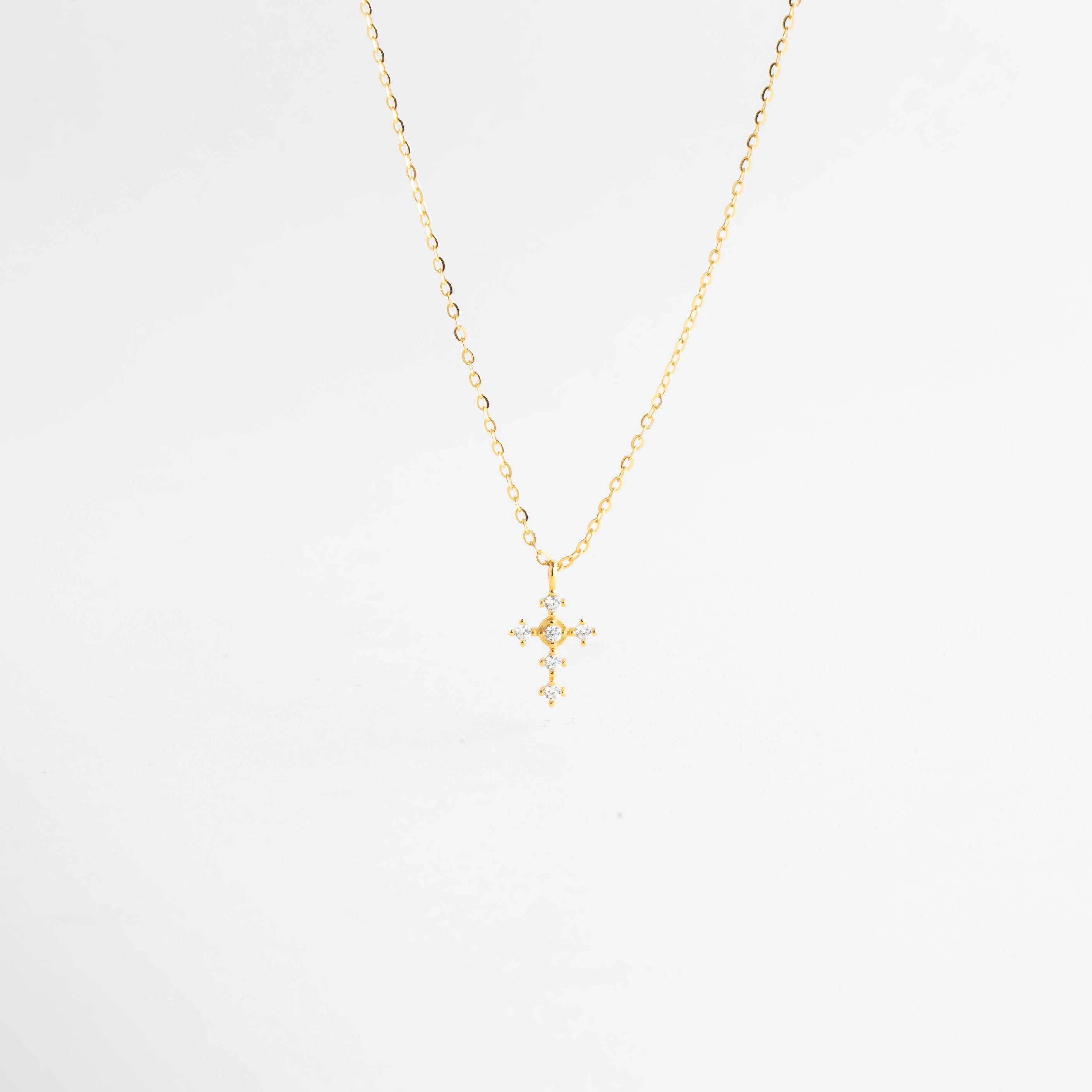 Collar Cruz Sagrada Dorada con dije de cruz y zirconias brillantes en acabado Oro 18K, Collar delicado dorado con dije de cruz pequeña e incrustaciones de zirconias, Collar religioso en Plata Ley 925 con recubrimiento en Oro 18K y cruz brillante, Cadena fina dorada con dije de cruz elegante y zirconias para mujer, Collar de cruz dorada con diseño delicado y brillo sutil para uso diario