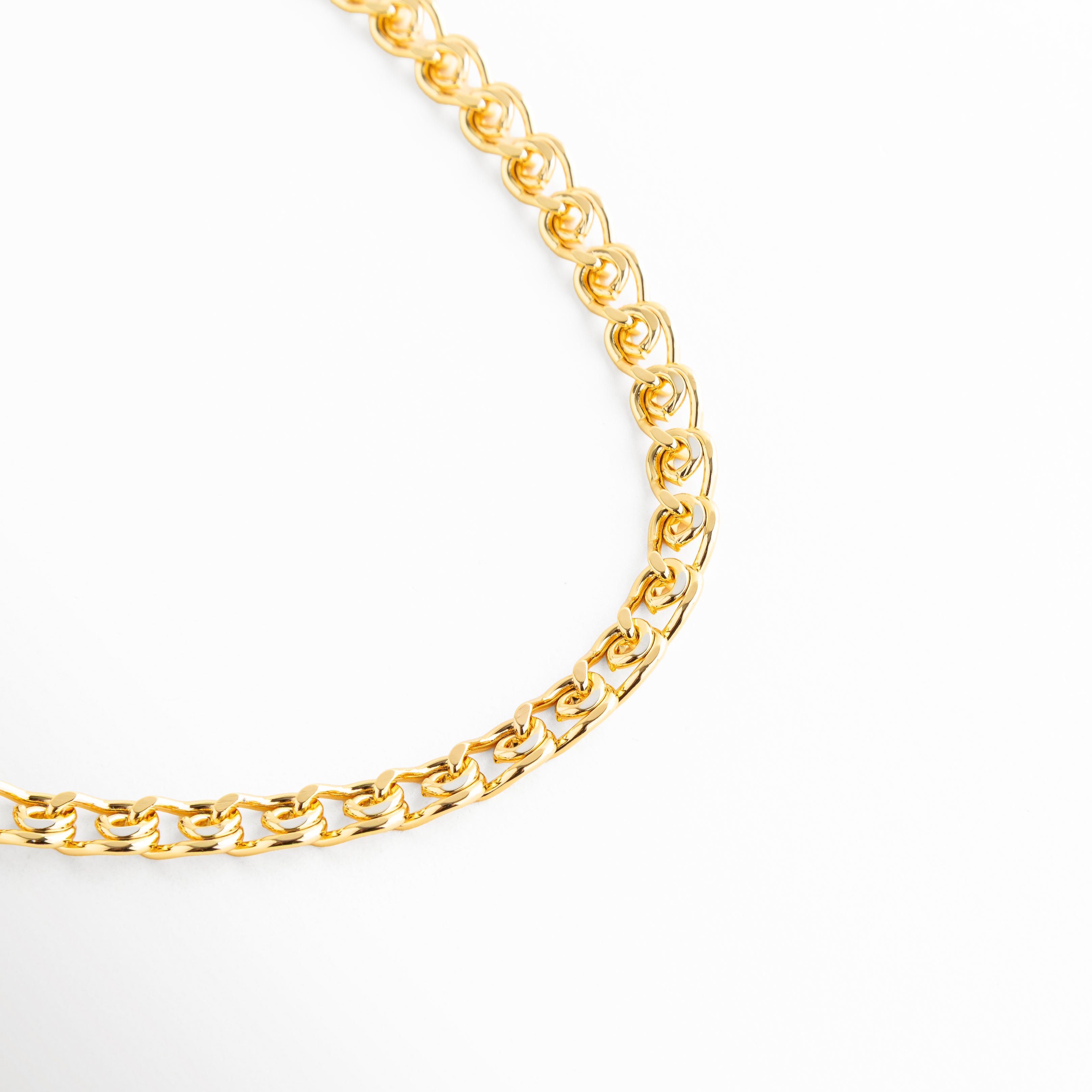 Collar Fellini dorado con cadena gruesa y acabado en oro 18K, Collar Fellini con eslabones dorados estilo moderno elegante, Collar Fellini tipo cadena chunky con diseño sofisticado, Collar Fellini dorado con eslabones brillantes y estilo moderno, Collar Fellini con cadena ancha dorada y acabado elegante