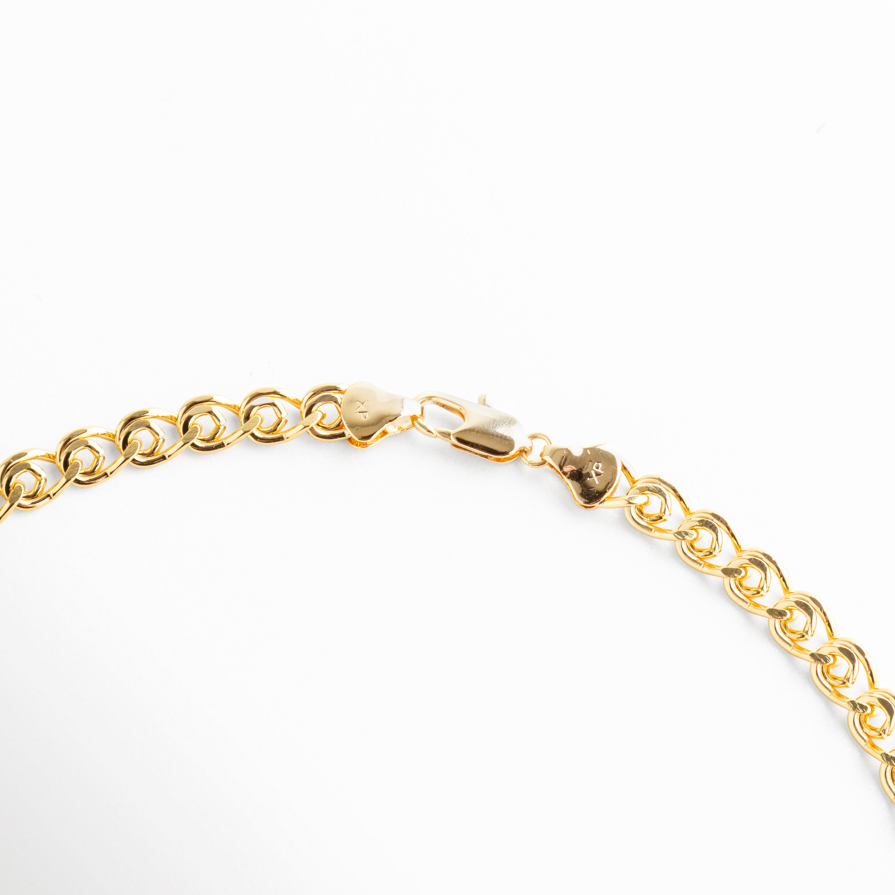 Collar Fellini dorado con detalle de eslabones uniformes, Detalle de Collar Fellini con cadena gruesa elegante, Collar Fellini con estructura sólida y acabado brillante, Segmento de Collar Fellini con diseño moderno dorado, Collar Fellini con textura de eslabones elegantes