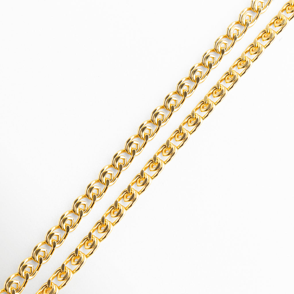 Collar Fellini dorado con doble vista de cadena elegante, Detalle cercano de Collar Fellini con eslabones brillantes, Collar Fellini con enfoque en cadena dorada sofisticada, Close up de Collar Fellini con diseño moderno elegante, Collar Fellini con acabado dorado y brillo uniforme