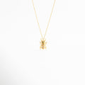 Collar Beetle dorado con dije de escarabajo y zirconias brillantes en diseño elegante, Collar delicado con dije de escarabajo en acabado oro 18K y detalles de zirconia, Cadena fina con colgante de escarabajo inspirado en un diseño místico y sofisticado, Collar de Plata Ley 925 con dije de beetle dorado y brillo sutil, Collar femenino con colgante de escarabajo y acabado refinado en oro y plata.