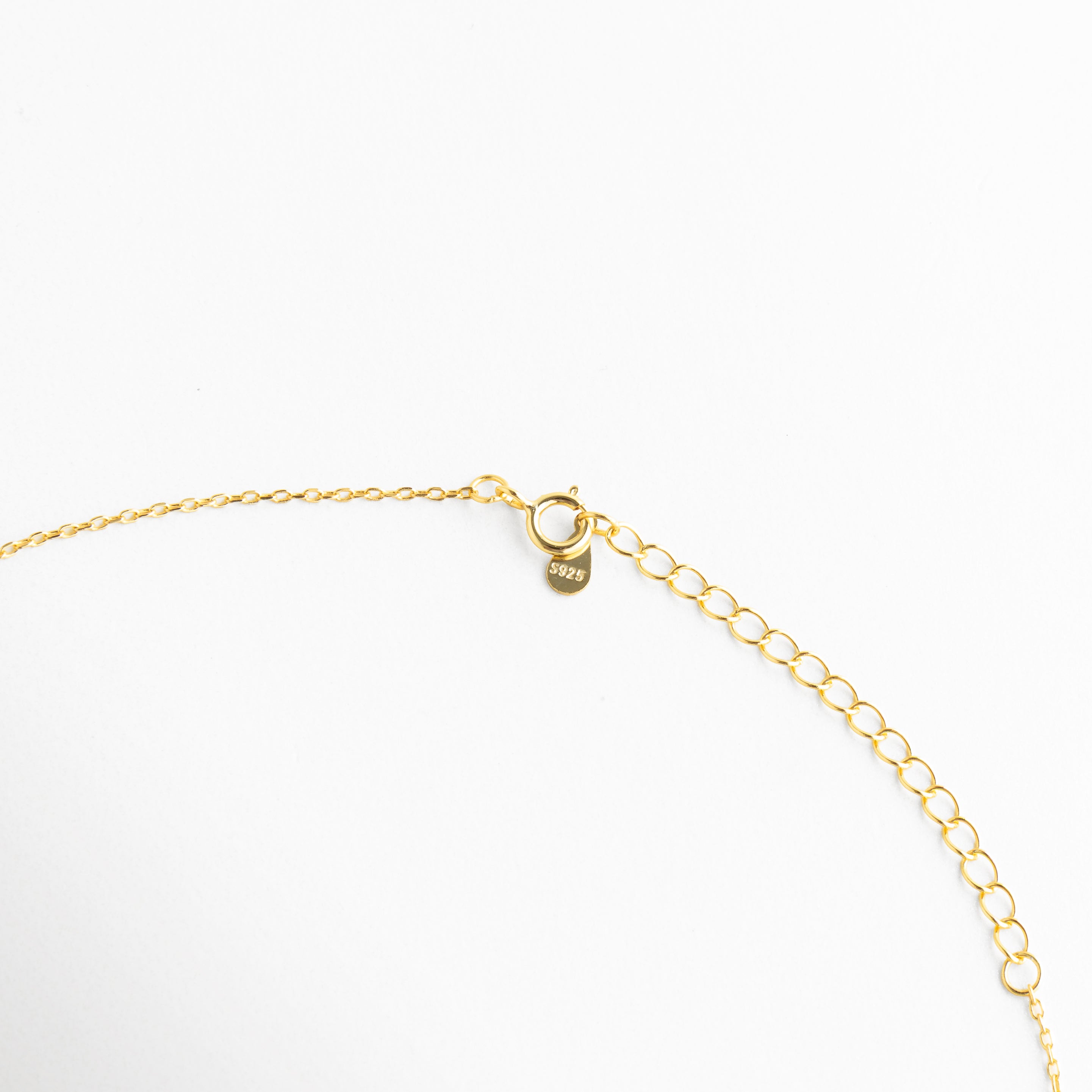 Detalle del cierre de Collar Ópalo con broche metálico y cadena fina dorada, Vista cercana del broche del collar dorado con acabado delicado y elegante, Detalle del cierre tipo broche del Collar Ópalo en cadena fina, Close up de collar con cierre seguro y acabado dorado brillante, Detalle de cadena fina con broche metálico del Collar Ópalo.