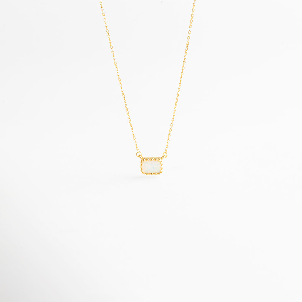 Collar Ópalo dorado con dije pequeño y diseño minimalista elegante para mujer, Cadena fina dorada con dije de ópalo y acabado delicado en Oro 18K, Collar femenino con piedra de ópalo y estilo sutil, luminoso y refinado, Collar de Plata Ley 925 con recubrimiento dorado y dije pequeño de ópalo, Collar delicado con piedra de ópalo en diseño minimalista y sofisticado.