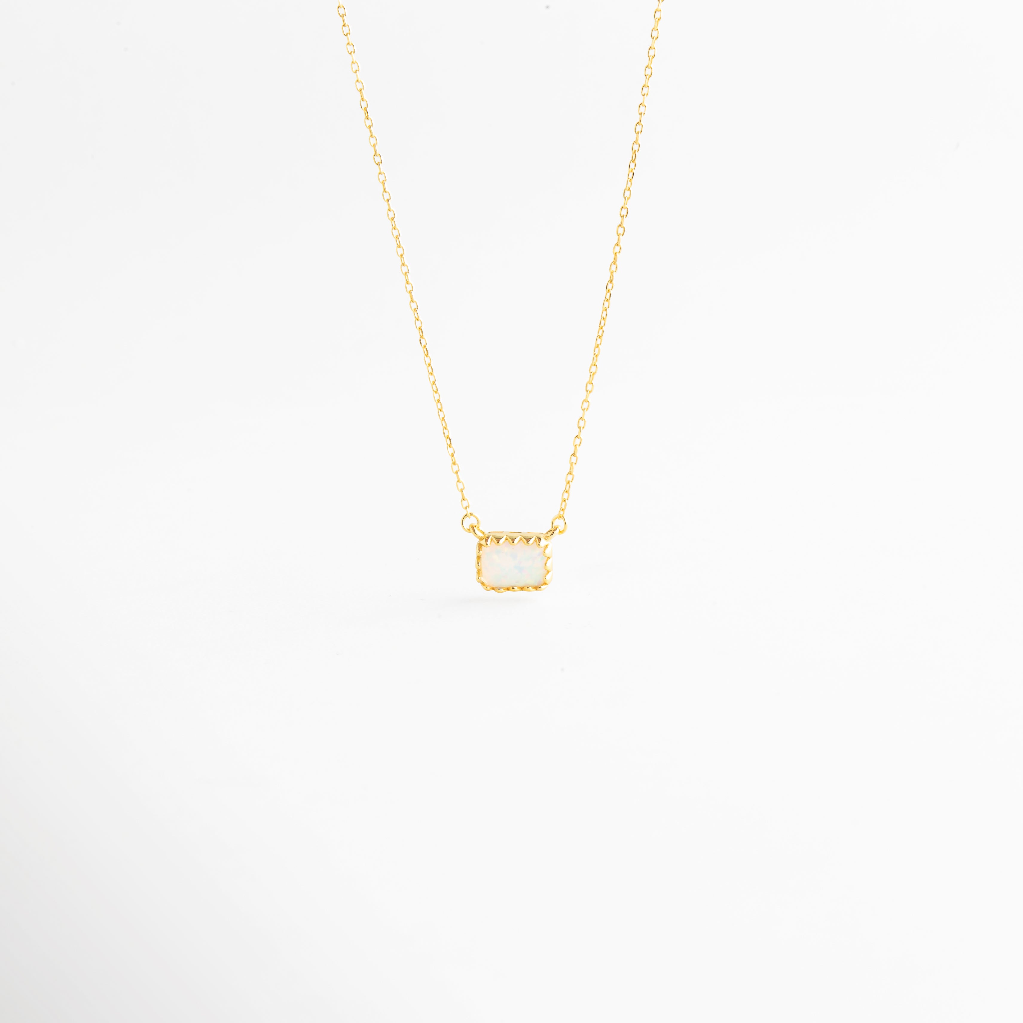 Collar Ópalo dorado con dije pequeño y diseño minimalista elegante para mujer, Cadena fina dorada con dije de ópalo y acabado delicado en Oro 18K, Collar femenino con piedra de ópalo y estilo sutil, luminoso y refinado, Collar de Plata Ley 925 con recubrimiento dorado y dije pequeño de ópalo, Collar delicado con piedra de ópalo en diseño minimalista y sofisticado.