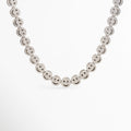 Collar Felissia plateado con eslabones en forma de caritas felices y zirconias, Gargantilla de oro blanco con diseño de caras sonrientes brillantes sobre fondo blanco, Collar de eslabones tipo smiley face chapado en oro blanco con piedras zirconias, Primer plano de cadena con dijes continuos de caritas felices de joyería fina, Detalle frontal del collar Felissia resaltando el brillo de las zirconias incrustadas.