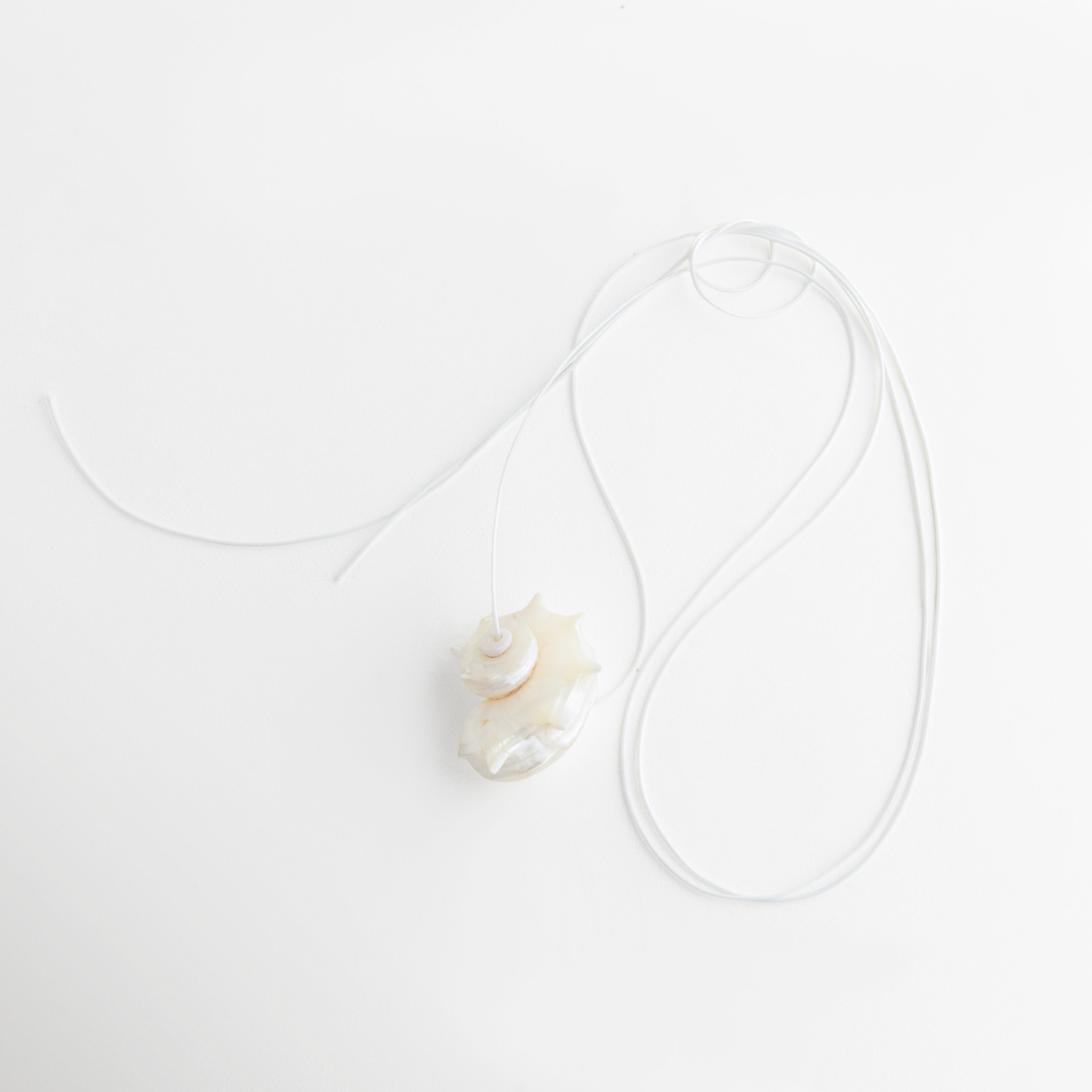 Detalle de Collar Largo Oceana con cuerda de cuero y diseño largo en tono azul, Vista cercana de collar largo con cuerda de cuero y estilo contemporáneo, Detalle de la caída del Collar Oceana con acabado artesanal y diseño elegante, Collar largo con cuerda de cuero en vista cercana y estilo sofisticado, Detalle de accesorio statement con cuerda de cuero y acabado natural.